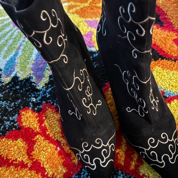 Mid Night Velvet Elegant Black Embroidered Women's Boots - Picture 2 of 4